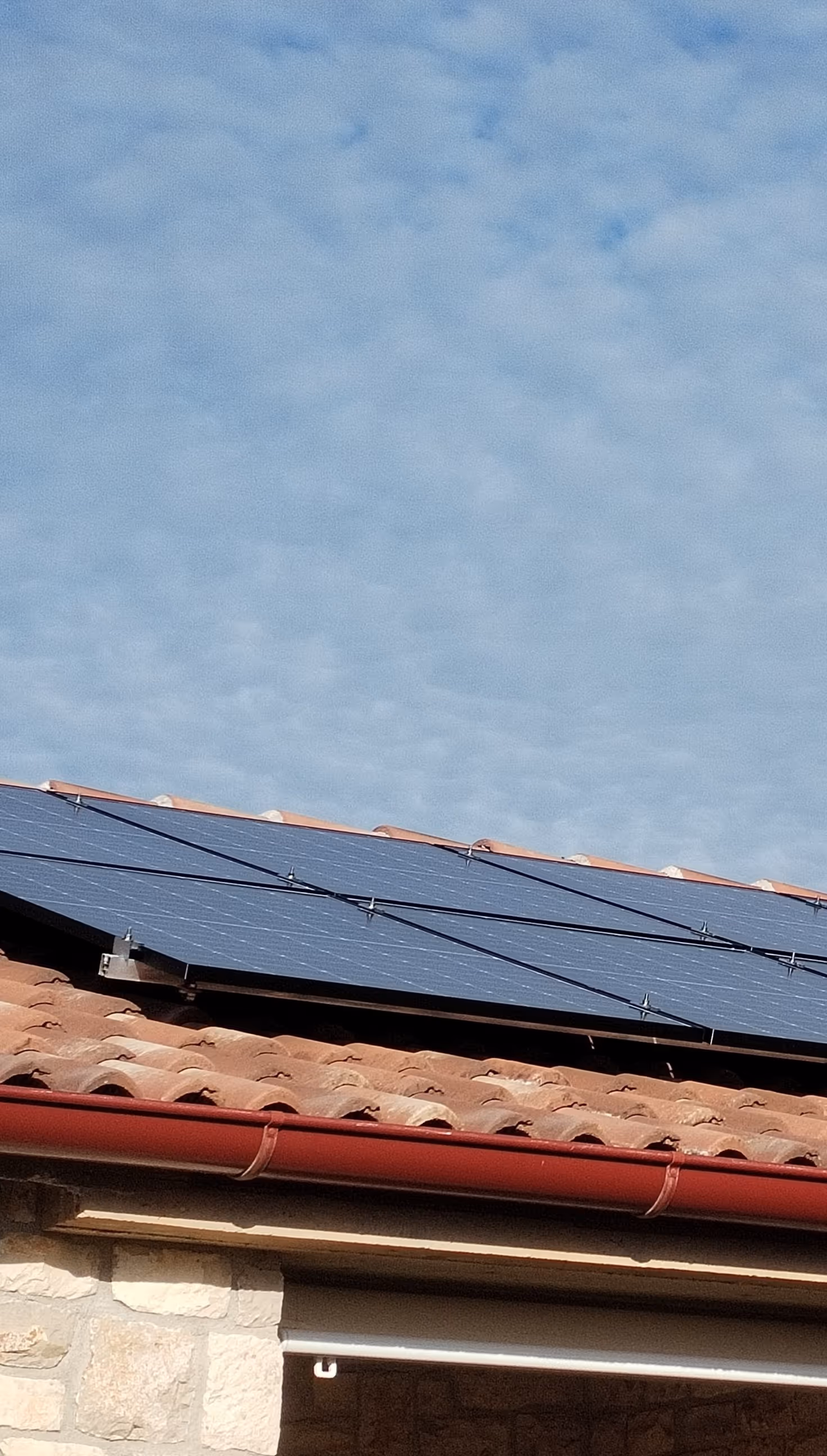 Solarni paneli na krovu objekta u zlatnom svjetlu zalaska sunca